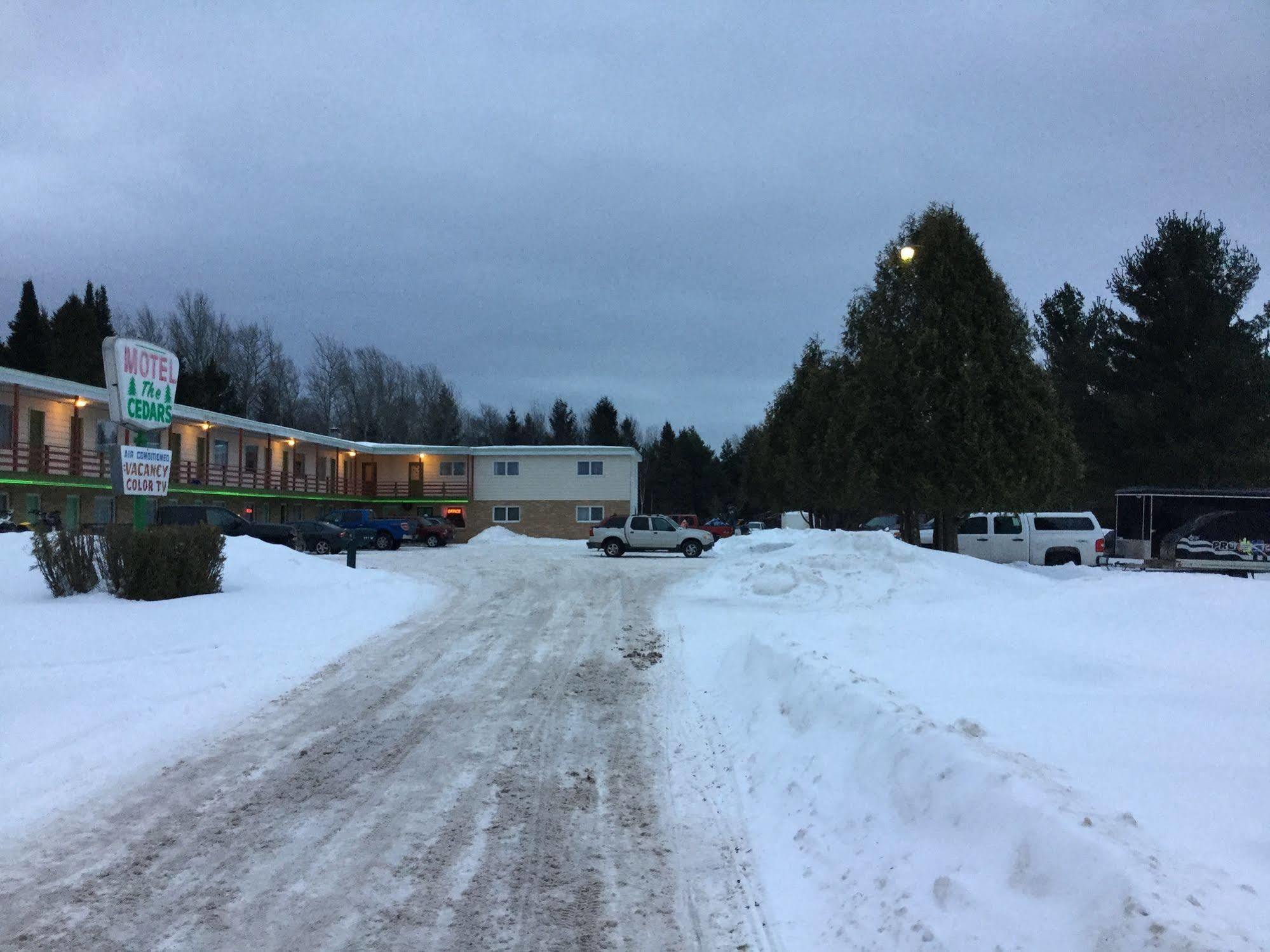雪松汽车旅馆 艾恩伍德 外观 照片